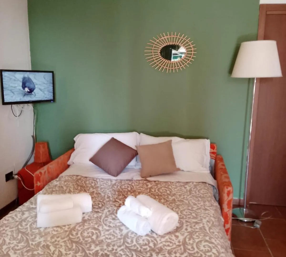 Wonderful Lake View Apartments With Pool With Breakfast Gardasee Torri Del Benaco