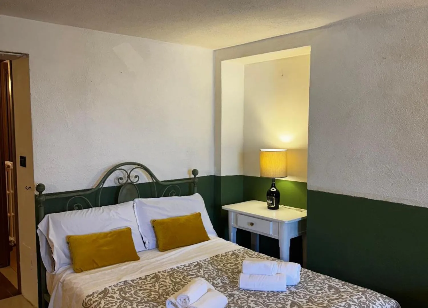 Wonderful Lake View Apartments With Pool With Breakfast Gardasee Torri Del Benaco