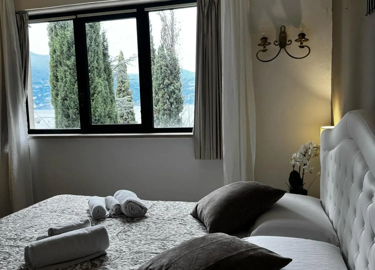 Wonderful Lake View Apartments With Pool With Breakfast Gardasee Torri Del Benaco