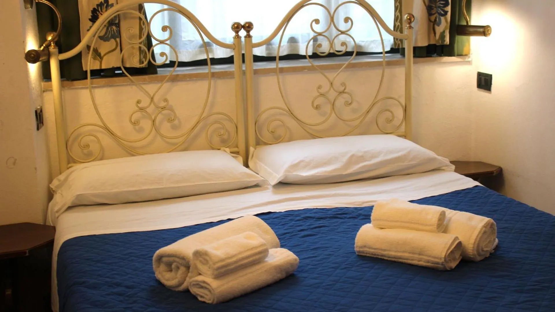 Wonderful Lake View Apartments With Pool With Breakfast Gardasee Torri Del Benaco