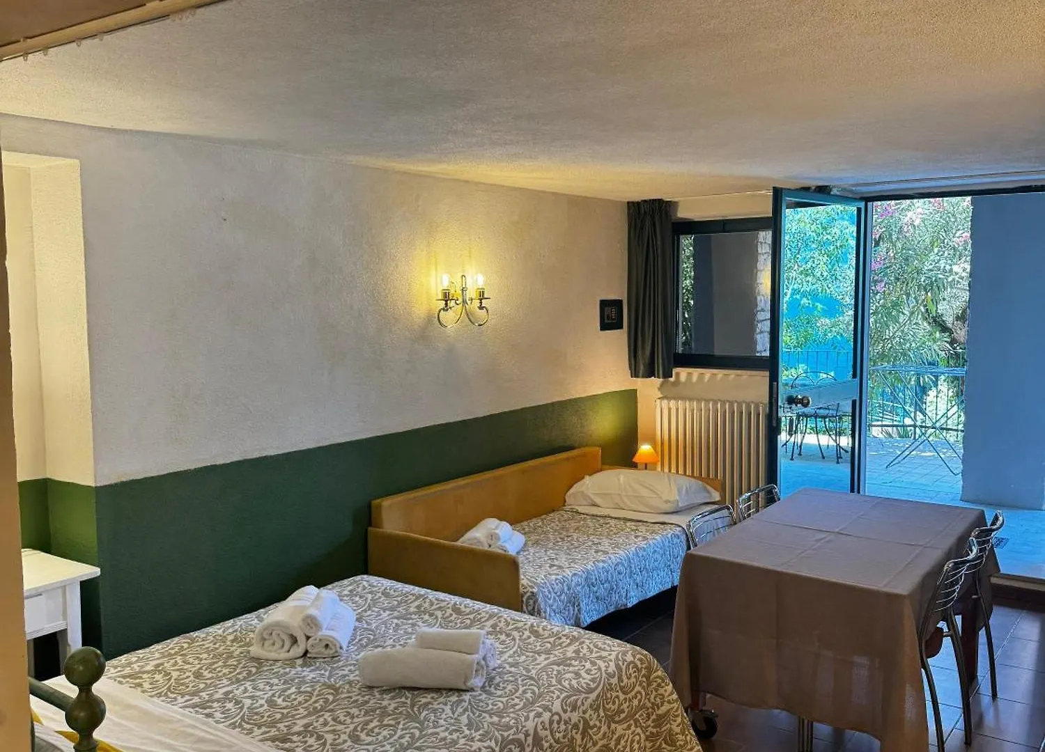 Wonderful Lake View Apartments With Pool With Breakfast Gardasee Torri Del Benaco