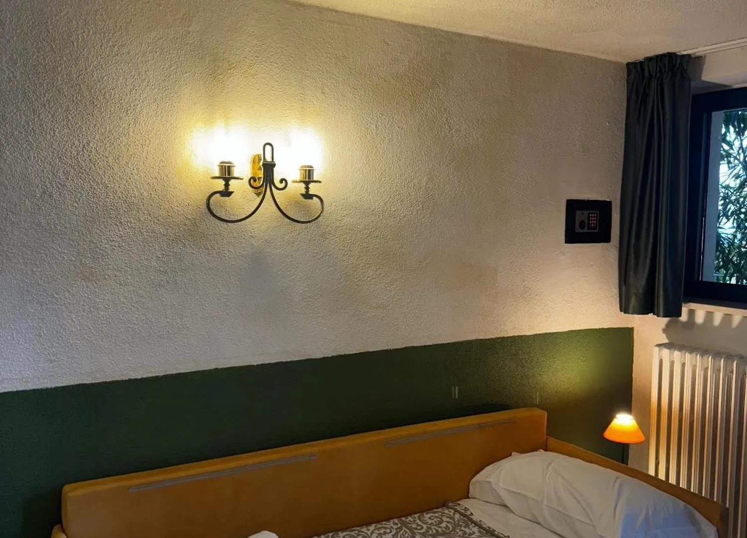 Wonderful Lake View Apartments With Pool With Breakfast Gardasee Torri Del Benaco