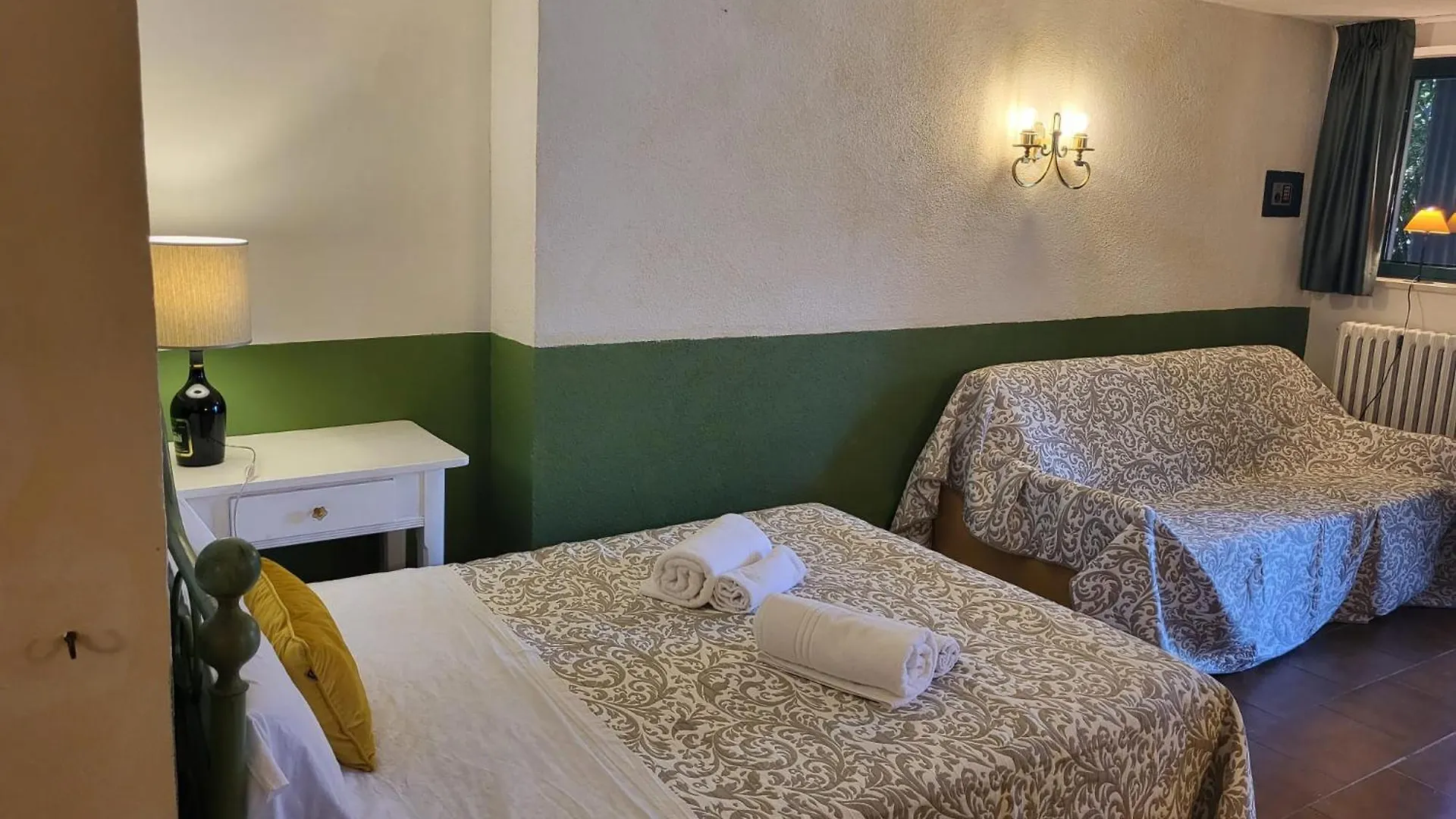 Wonderful Lake View Apartments With Pool With Breakfast Gardasee Torri Del Benaco